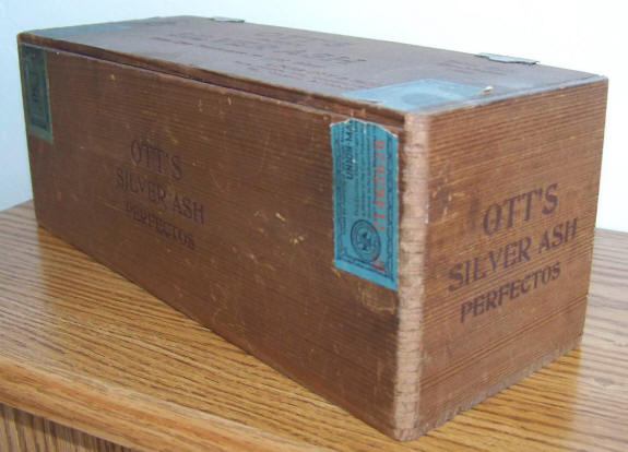 Otts Famous Silver Ash Perfectos 1949 Cigar Box closed on diagonal